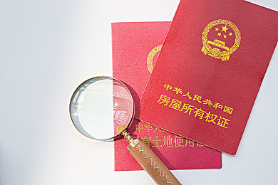 堆龙德庆区妇联为门堆村22名儿童购置冬装